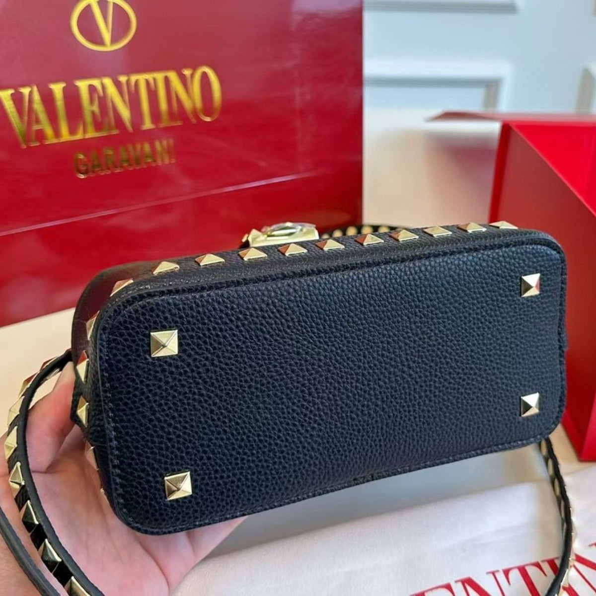 VALENTINO GARAVANI ROCKSTUD HANDBAG IN GRAINY CALFSKIN BLACK 21CM