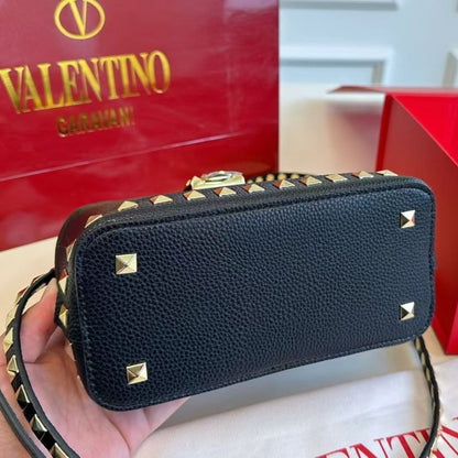 VALENTINO GARAVANI ROCKSTUD HANDBAG IN GRAINY CALFSKIN BLACK 21CM