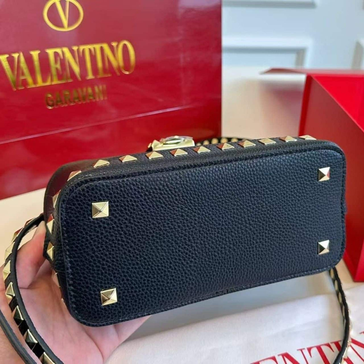 VALENTINO GARAVANI ROCKSTUD HANDBAG IN GRAINY BLACK 21CM