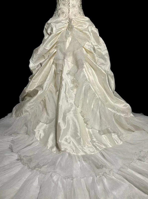 Ivory white strapless fitted waist slim-fitting ball gown with a full skirt R6666