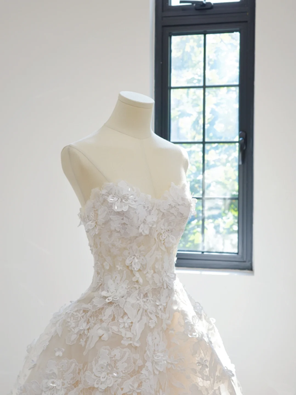 Nude pink lining, white lace strapless bodice, fitted waist, full skirt, long ball gown/bridal dress R8538