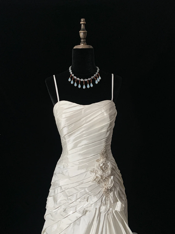 White halter-neck fitted bodycon long ball gown R8694