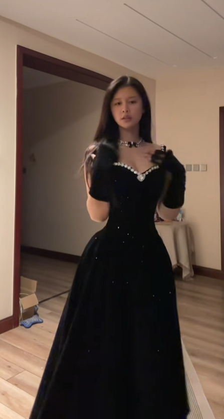 Black halter-neck, retro-elegant, fitted A-line long ball gown R7774