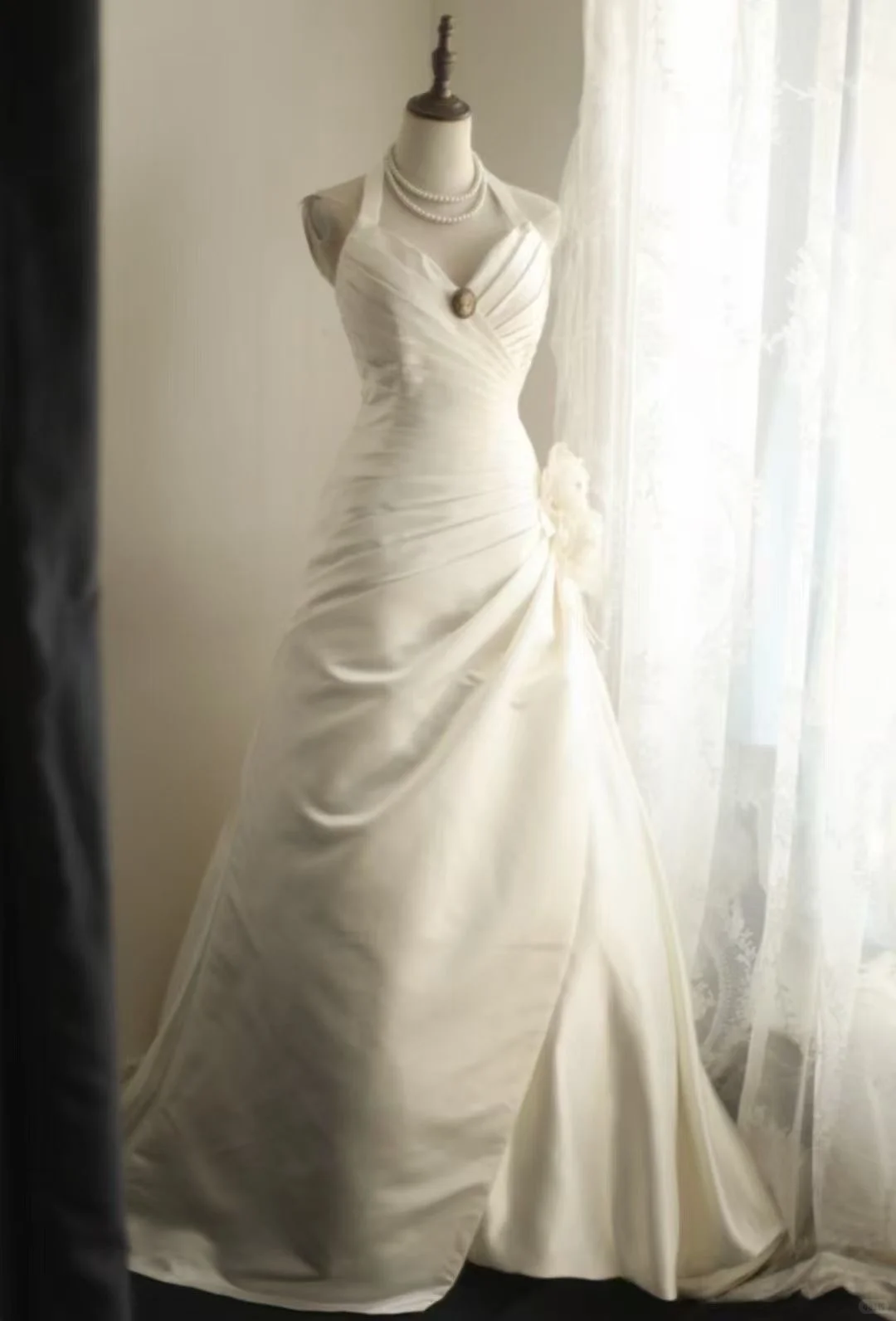 Vintage Ivory Halter-Neck Satin A-Line Draped Wedding Dress TP5630