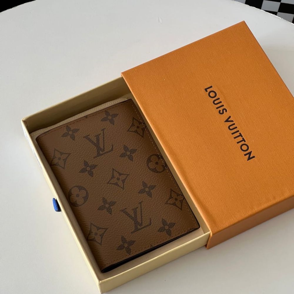 Louis Vuitton Passport Cover Monogram Reverse 14Cm M26571