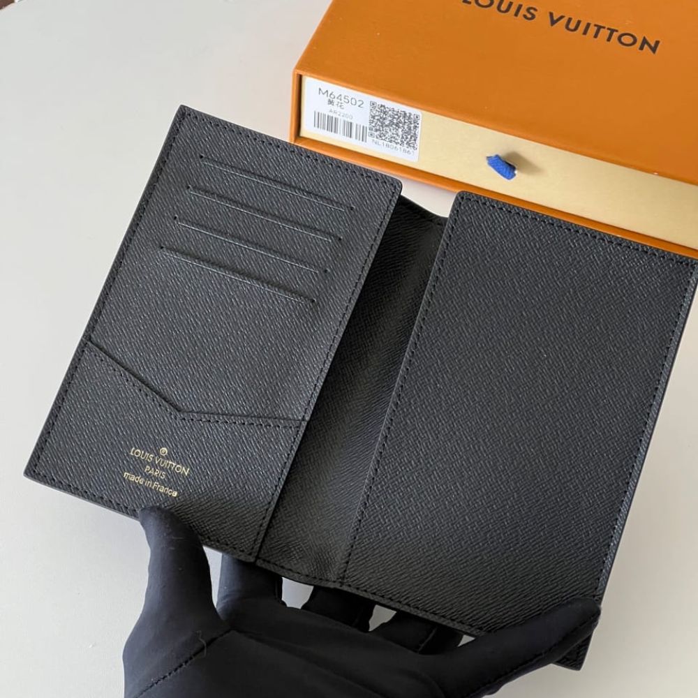 Louis Vuitton Passport Cover Monogram Reverse 14Cm M26571