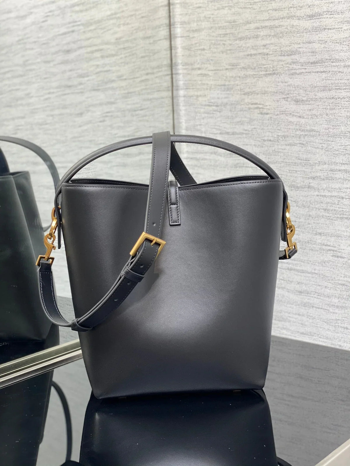 YSL Le 37 In Black Shiny Leather - 20 X 25 X 16 CM