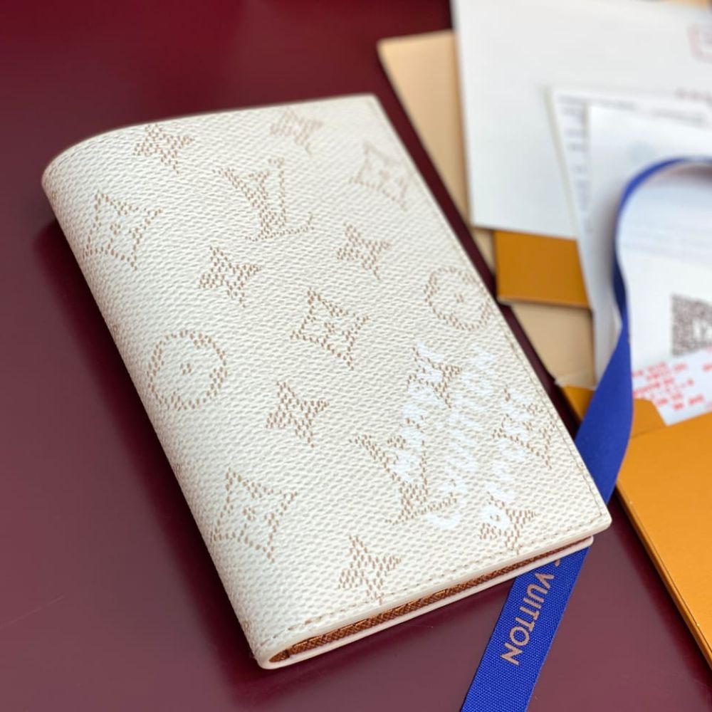 Louis Vuitton Passport Cover Monogram Heritage Off White 14Cm M15075