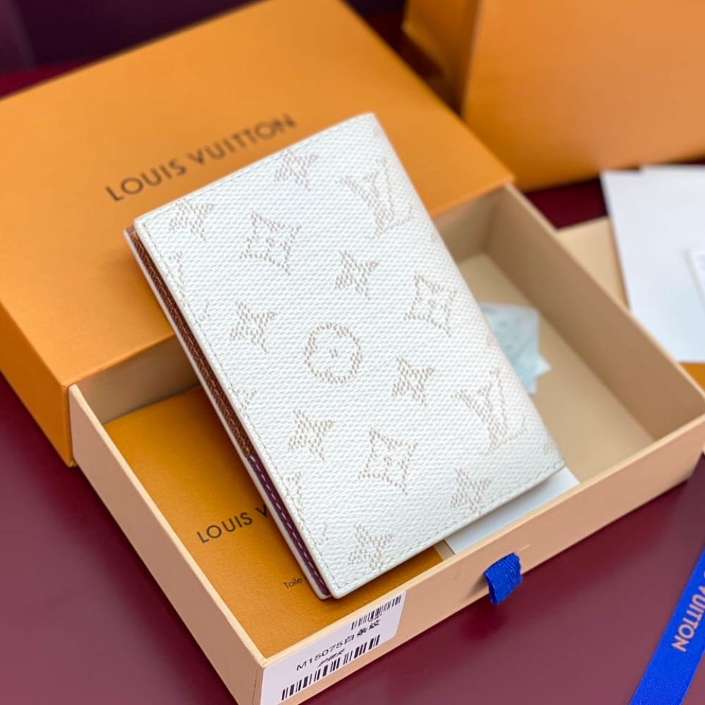Louis Vuitton Passport Cover Monogram Heritage Off White 14Cm M15075