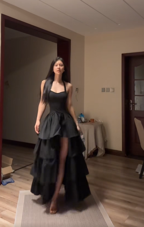 Sexy long black halter-neck, fitted waist, and asymmetrical tiered skirt for a ball gown R7776