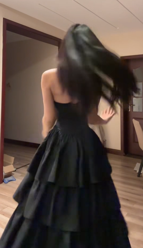 Sexy long black halter-neck, fitted waist, and asymmetrical tiered skirt for a ball gown R7776