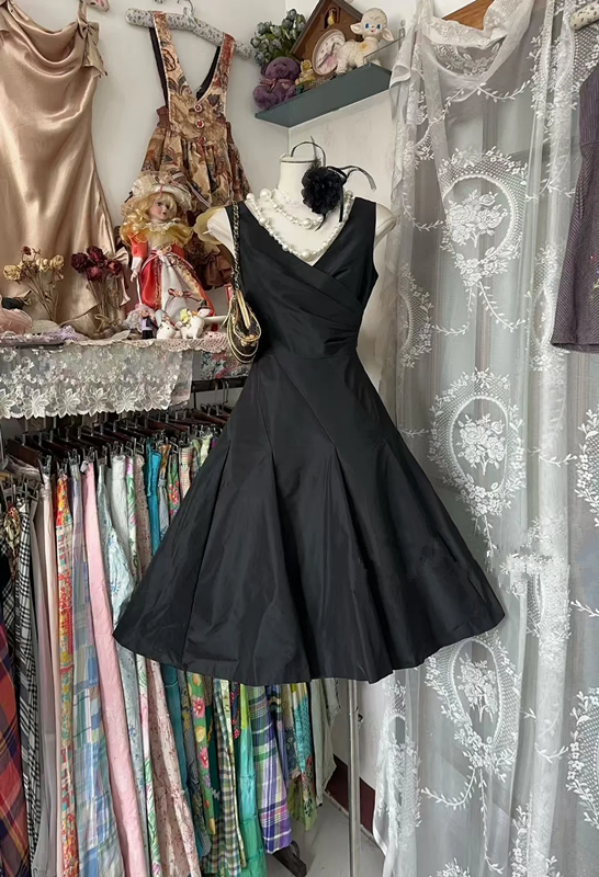 Black V-neck sleeveless fitted A-line short ball gown R7469