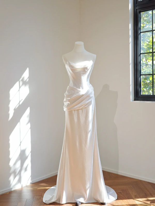 White strapless, fitted, elegant long ball gown/bridal dress R8449