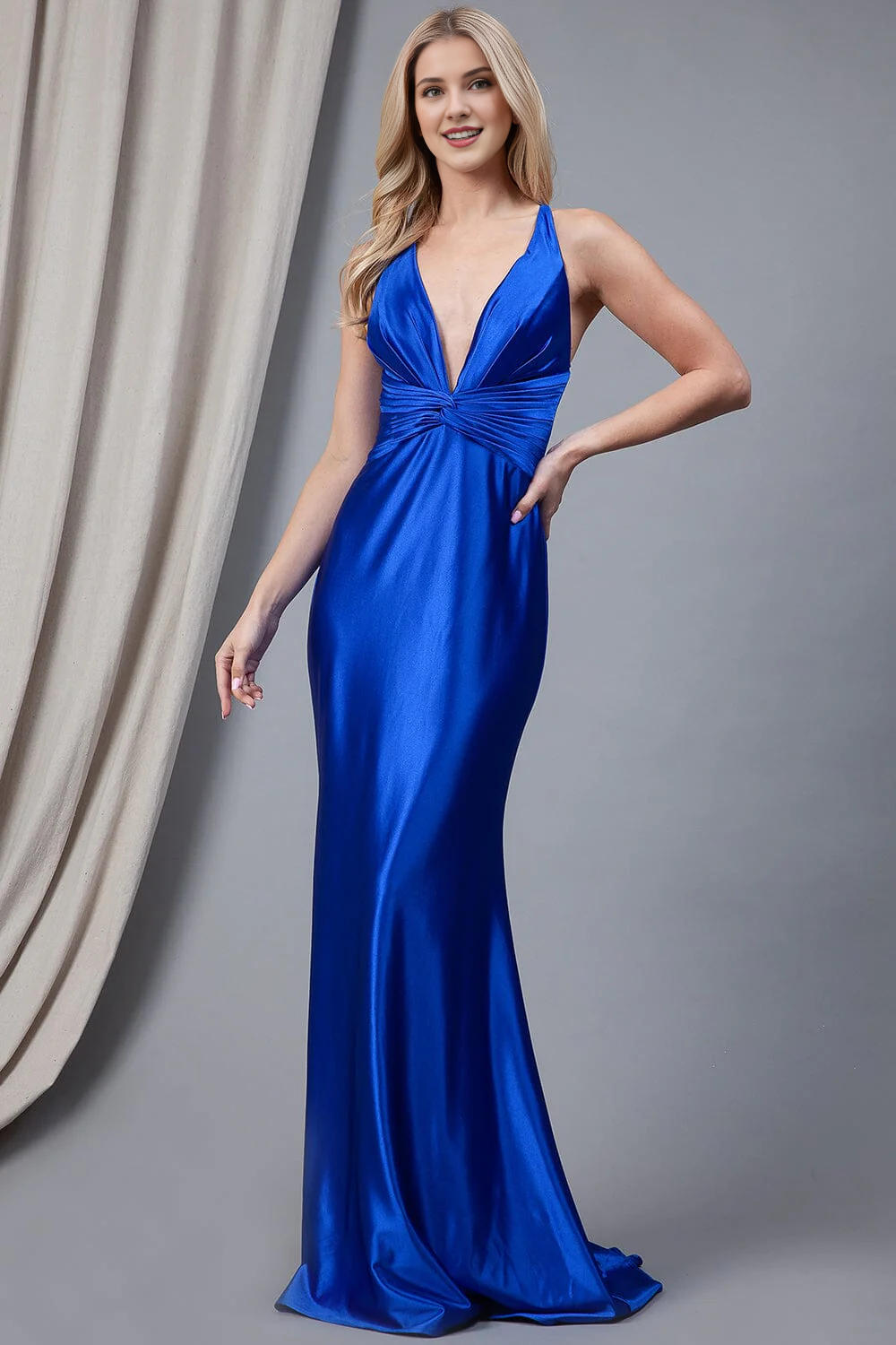 Fitted skirt long sleeveless V-neck plain knit dress