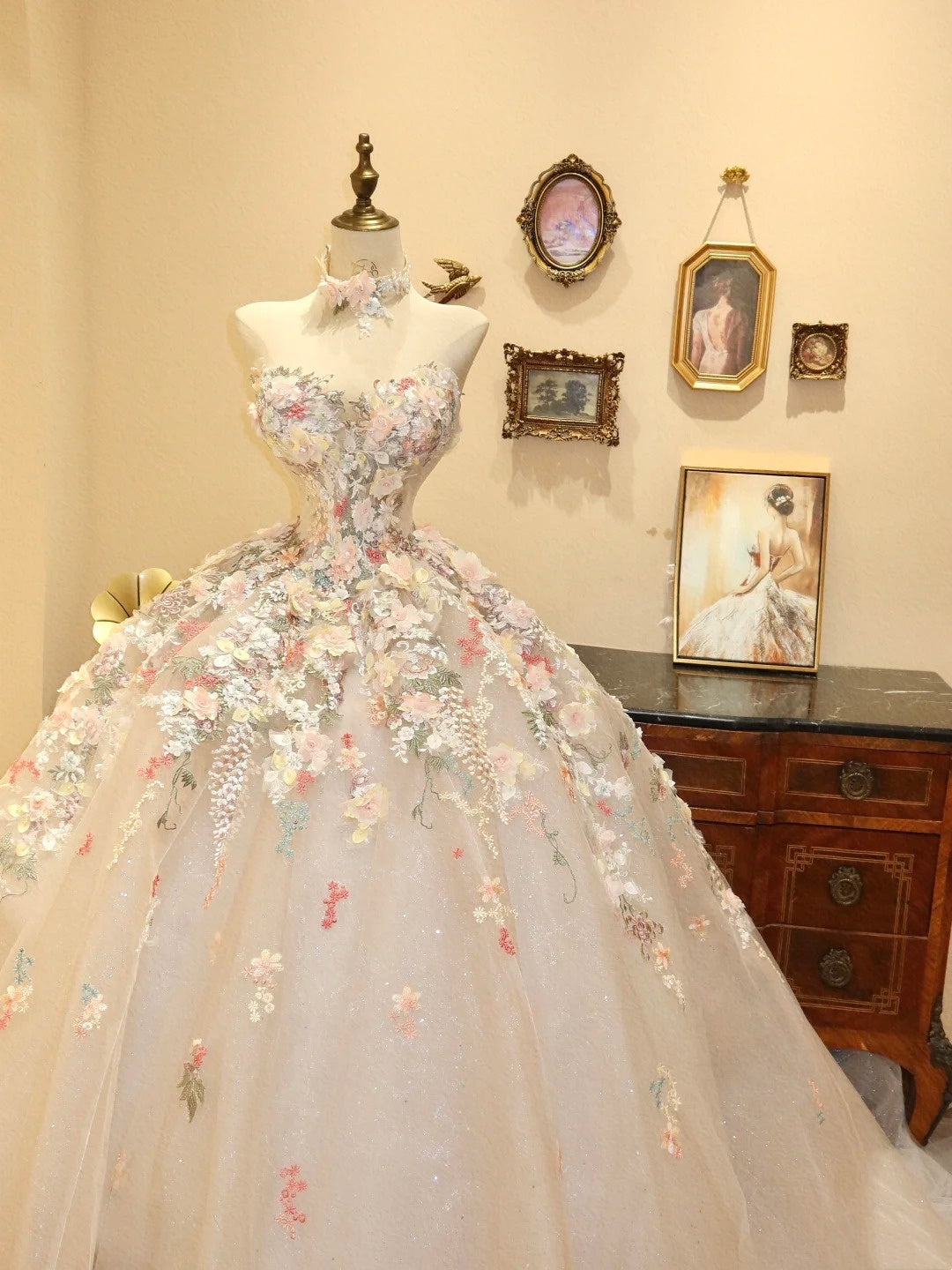 girlhomeshops-Romantic Bridal Embroidered Tulle Wedding Dress, Long Sleeveless Train Wedding Gown gh5904