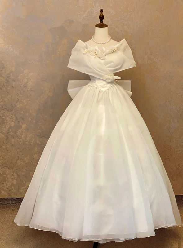 White, elegant, classic fitted waist, full skirt, ball gown, bridal gown R7219