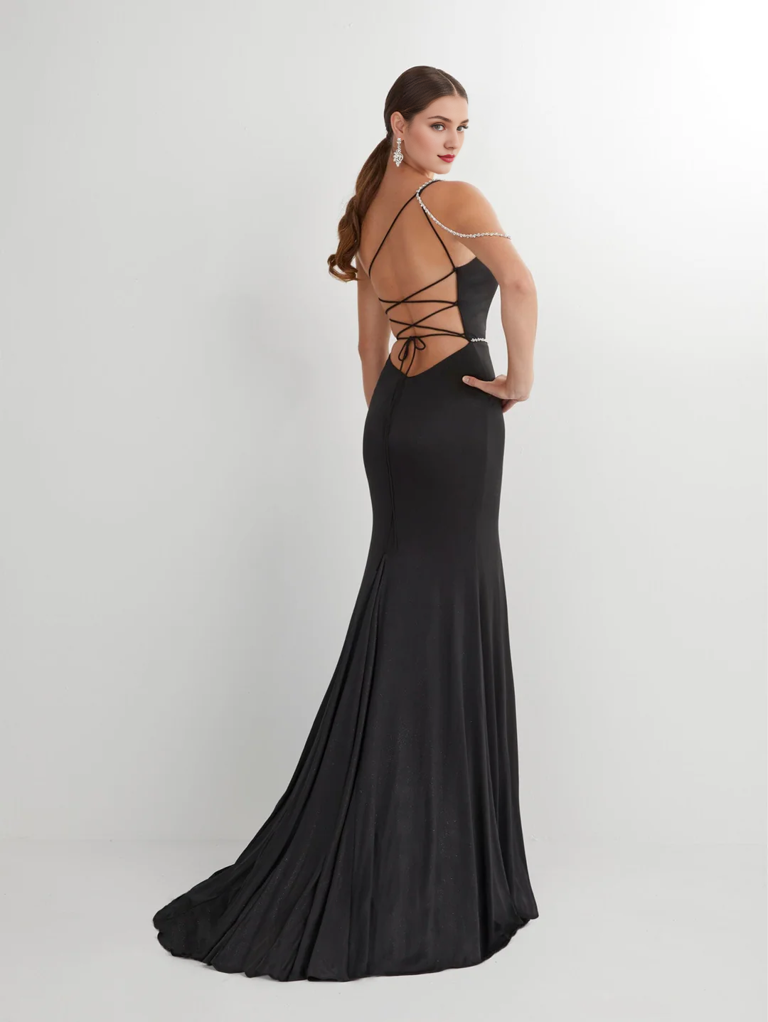 One shoulder slim shoulder strap fits snugly sparkling plain knit dress