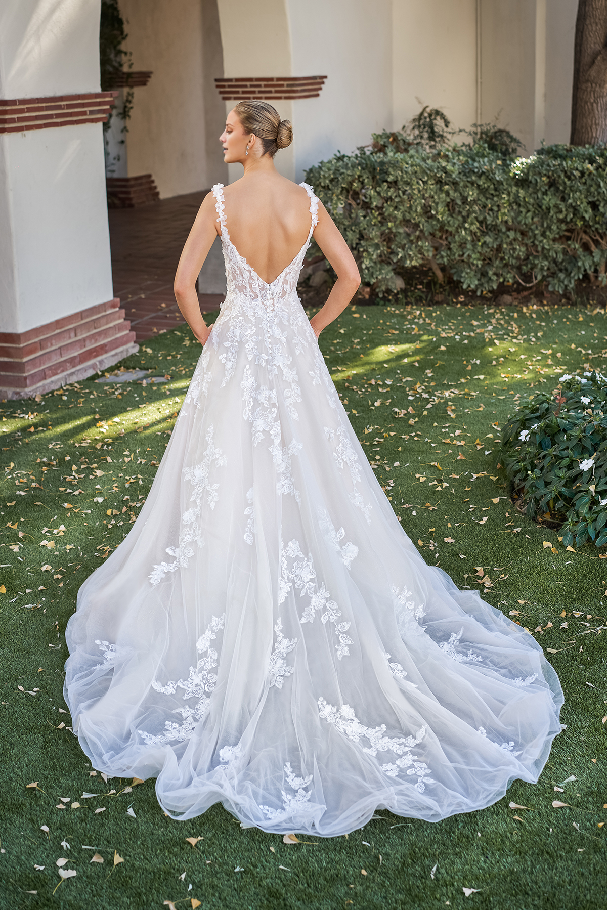 A-line heart-shaped collar with bead embroidery lace and floor length wedding dress