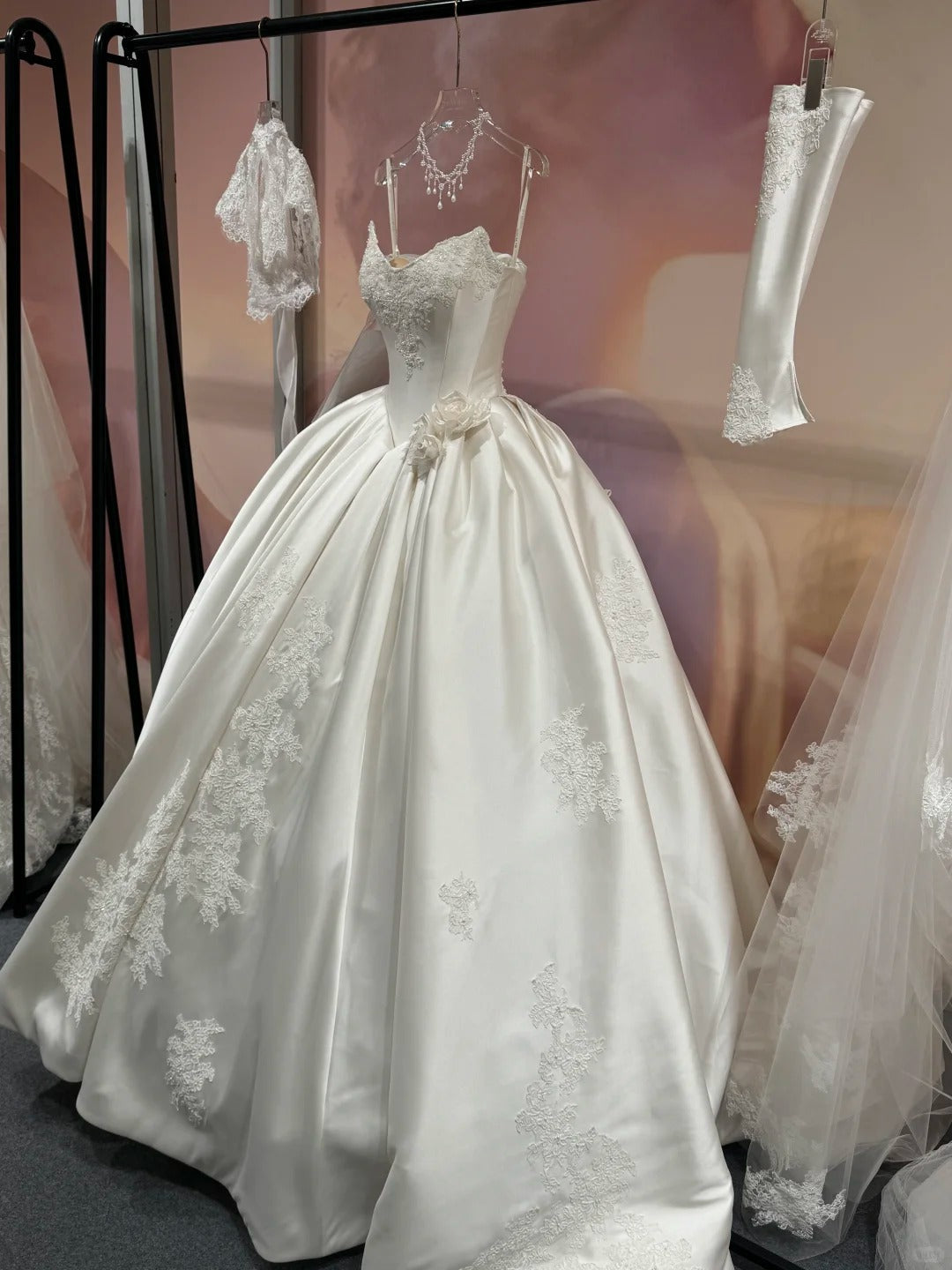 Girlhomeshops--Wedding dress princess satin sweet classic elegant long wedding dress exquisite lace gh5447