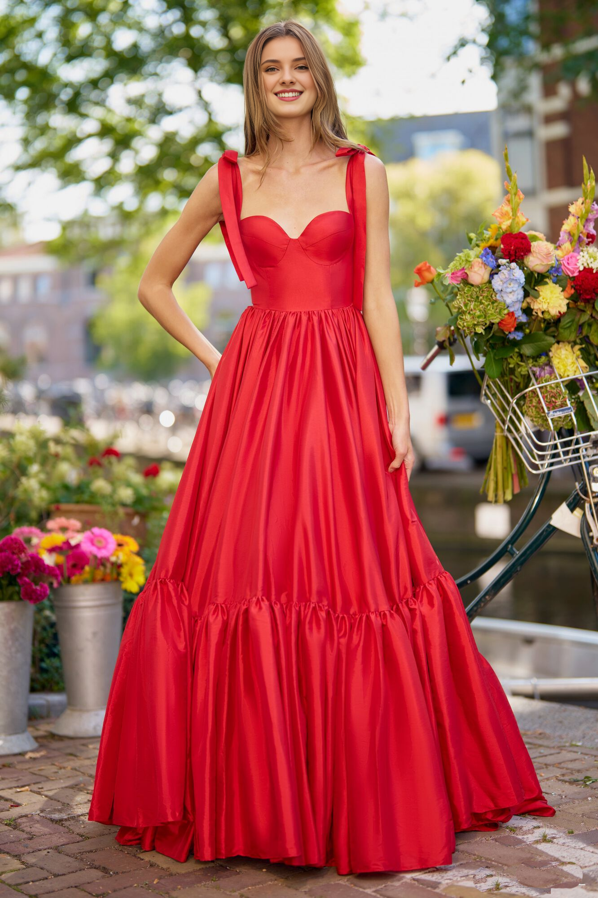 A-shaped shoulder strap with exposed back and floor length Prom dress