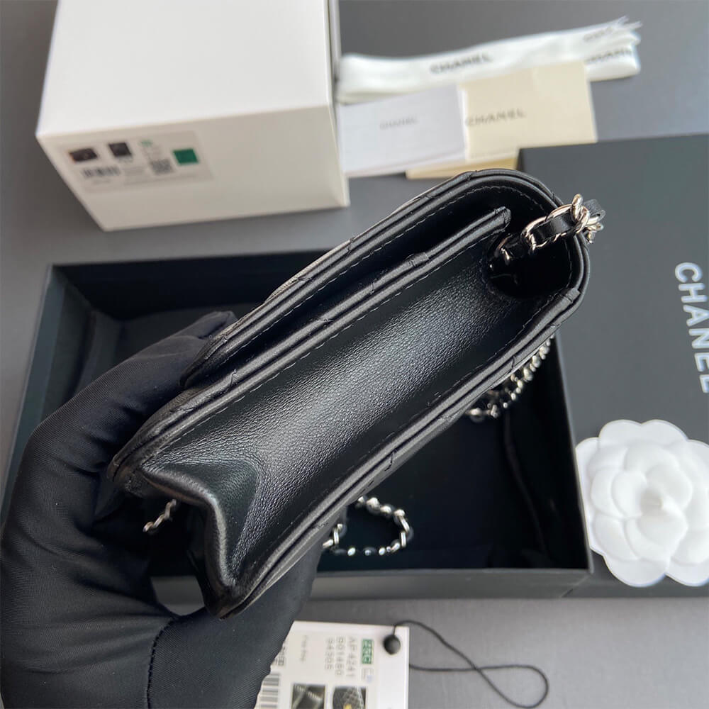CHANEL Classic Wallet On Chain