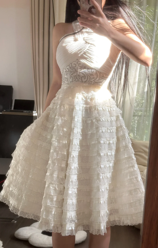 White halter neck, fitted waist, slim-fitting, full princess skirt, mid-length ball gown R7749