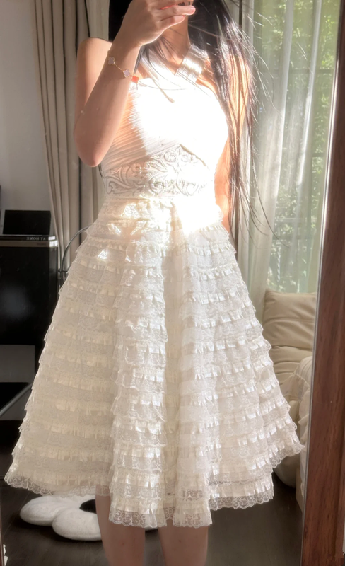 White halter neck, fitted waist, slim-fitting, full princess skirt, mid-length ball gown R7749
