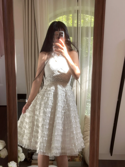 White halter neck, fitted waist, slim-fitting, full princess skirt, mid-length ball gown R7749