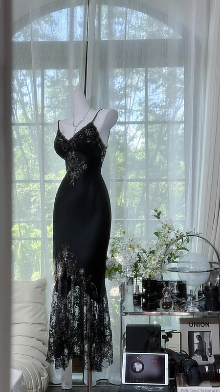 Black halter-neck fitted bodycon long ball gown R7631