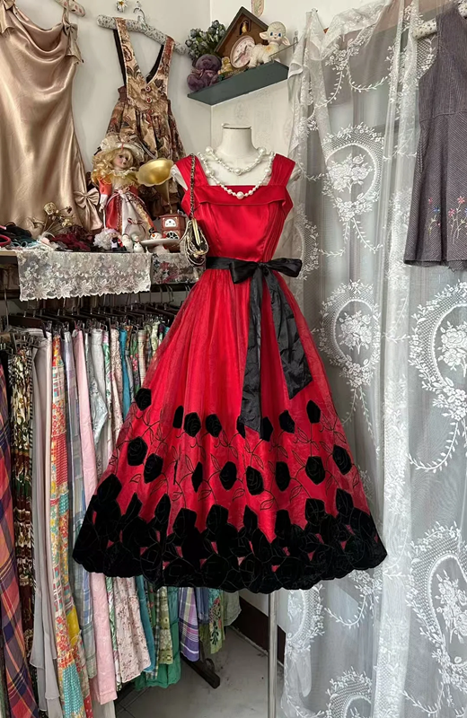 Red halter-neck fitted black long ball gown R7862