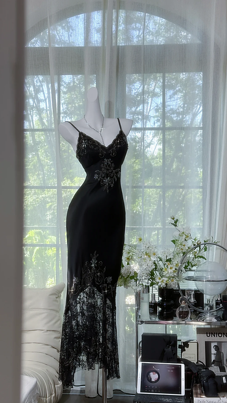 Black halter-neck fitted bodycon long ball gown R7631