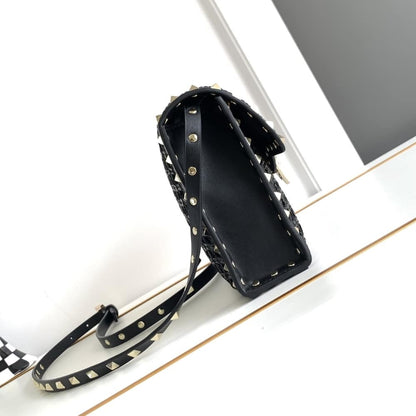 VALENTINO GARAVANI ROCKSTUD SMALL RAFFIA SHOULDER BAG BLACK 22CM