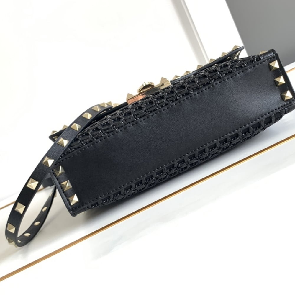 VALENTINO GARAVANI ROCKSTUD SMALL RAFFIA SHOULDER BAG BLACK 22CM