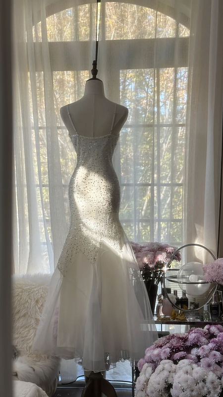 White halter-neck fitted bodycon long ball gown R7718