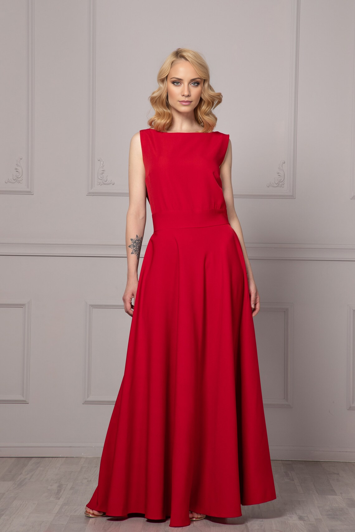- Sleeveless backless boat neck and floor length Prom dress