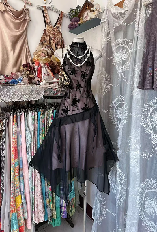 Light-colored lining, black halter neck, sleeveless, fitted waist, asymmetrical hem, ball gown R7834