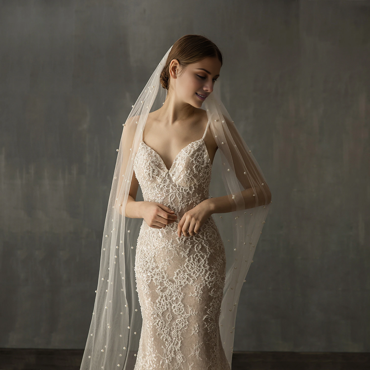 - A layer of elegant and luxurious fake pearl cathedral veil 78.74 inches (200 cm) sheer/angel cut/waterfall dress, leaving a deep impression on people