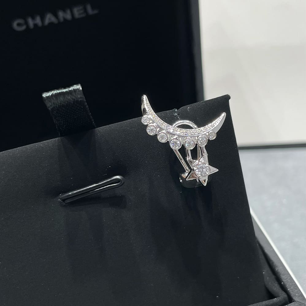 CHANEL LUNE DE CHANEL SINGLE CLIP EARRINGS