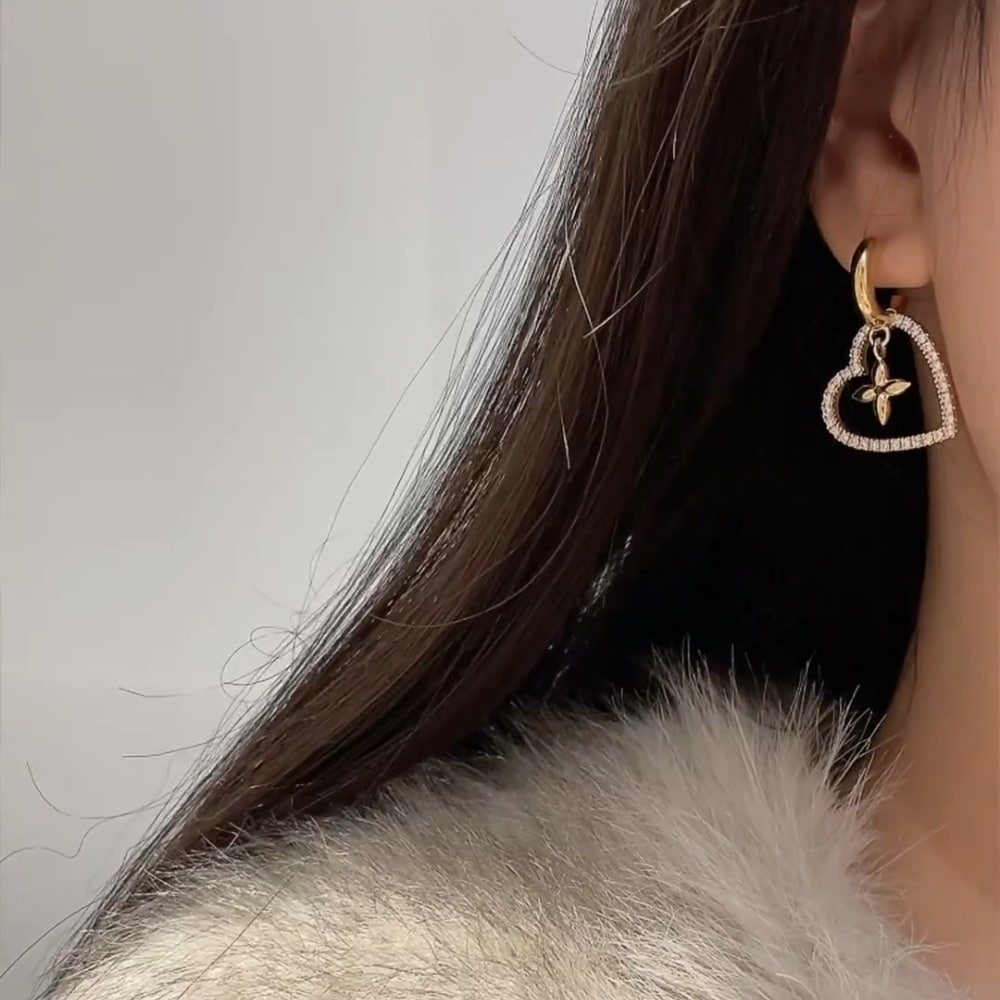 LOUIS VUITTON HEART EARRINGS WHITE M02308