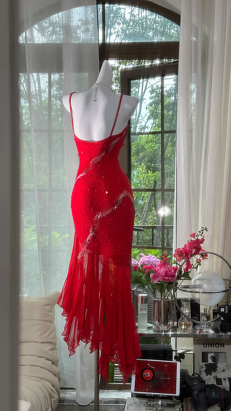 Red halter-neck fitted long ball gown with an asymmetrical hem R7680