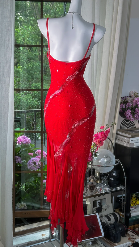 Red halter-neck fitted long ball gown with an asymmetrical hem R7680