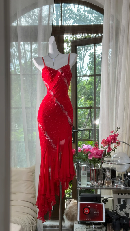 Red halter-neck fitted long ball gown with an asymmetrical hem R7680