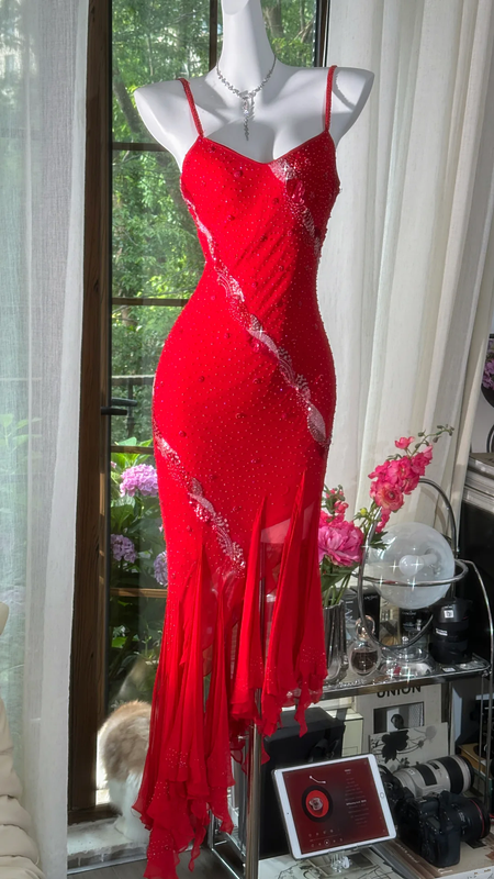 Red halter-neck fitted long ball gown with an asymmetrical hem R7680