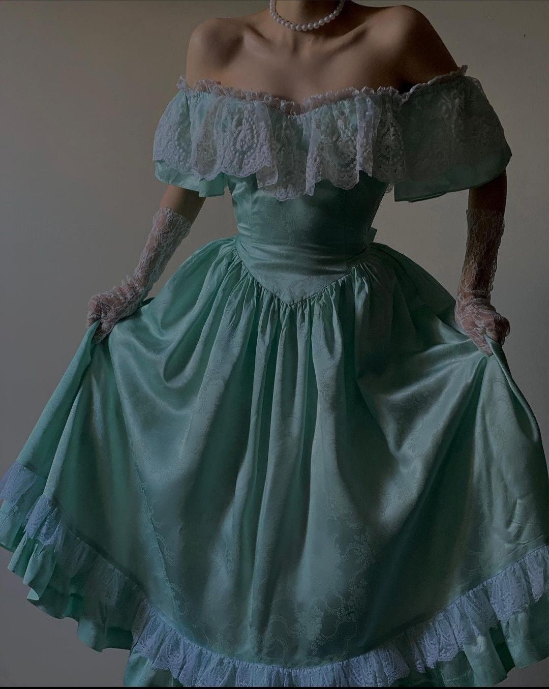 girlhomeshops-- Green exquisite lace vintage long satin dress gh5726