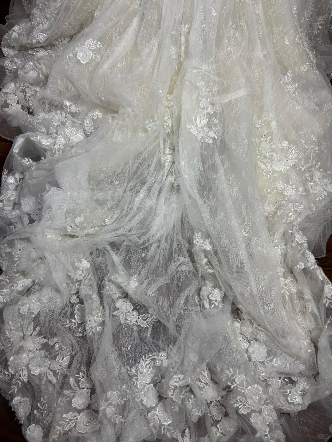 Glamorous Ivory Off-Shoulder Intricate Lace Applique Tulle Wedding Dress TP5339