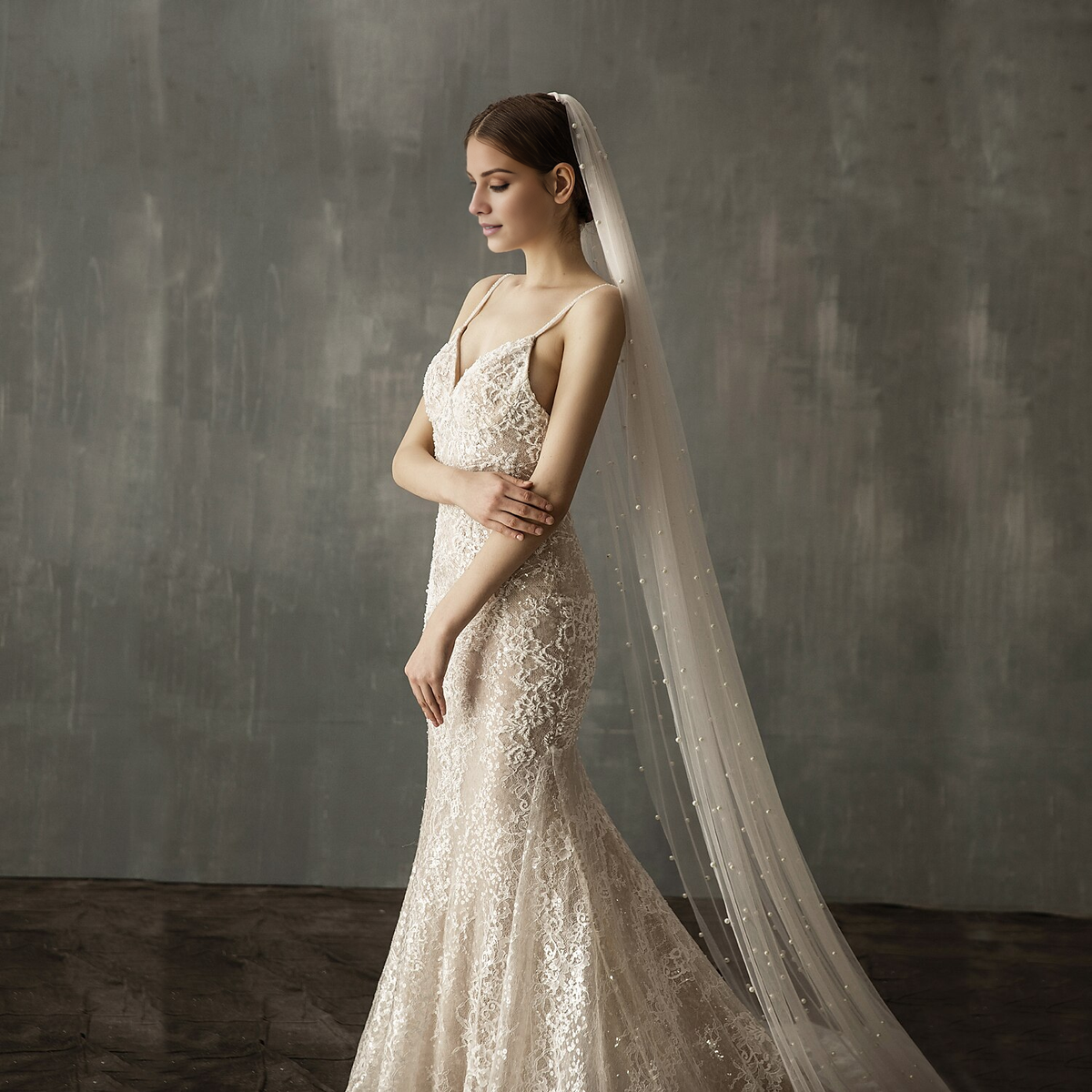 - A layer of elegant and luxurious fake pearl cathedral veil 78.74 inches (200 cm) sheer/angel cut/waterfall dress, leaving a deep impression on people