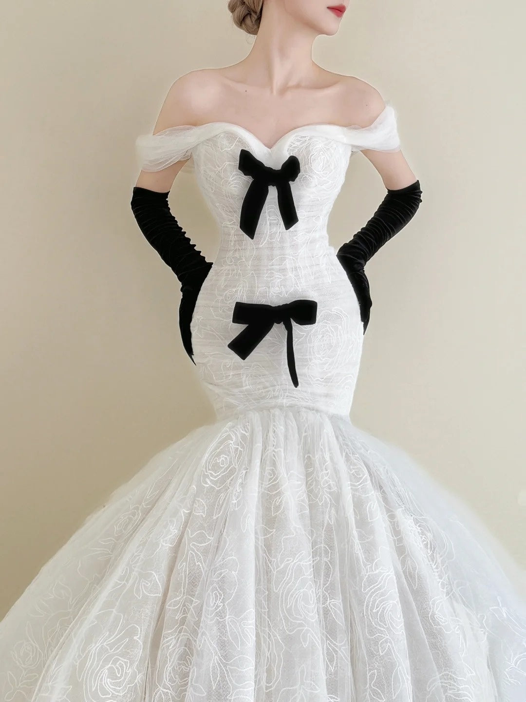 girlhomeshops-Vintage Black-White Contrast Bow Off-Shoulder Mermaid Court Style Wedding Gown gh6026