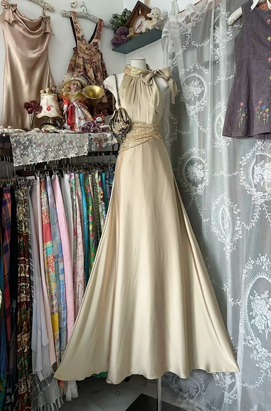 Champagne-colored sleeveless halter neck fitted waist long elegant ball gown R7796