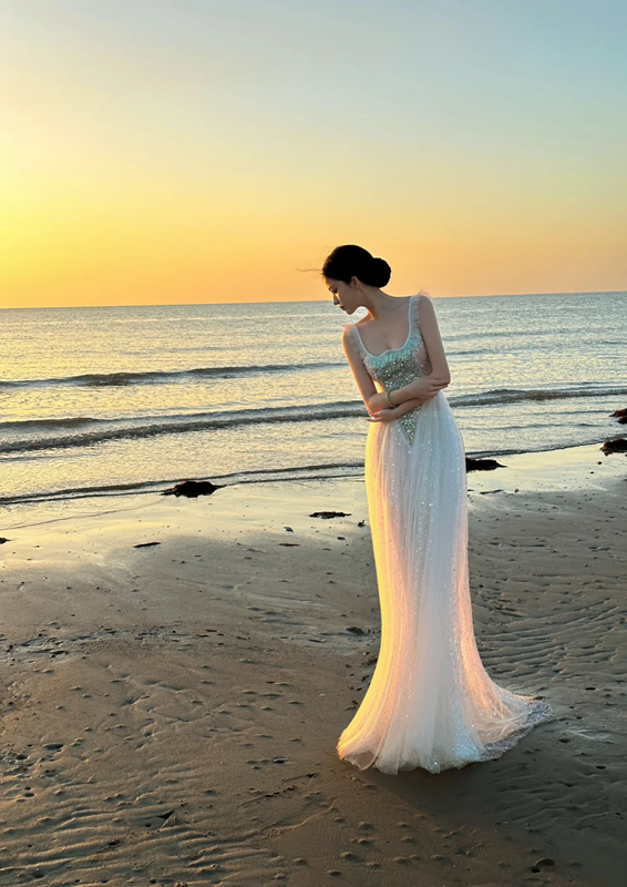 White sequined halter-neck fitted elegant long sexy ball gown R8052
