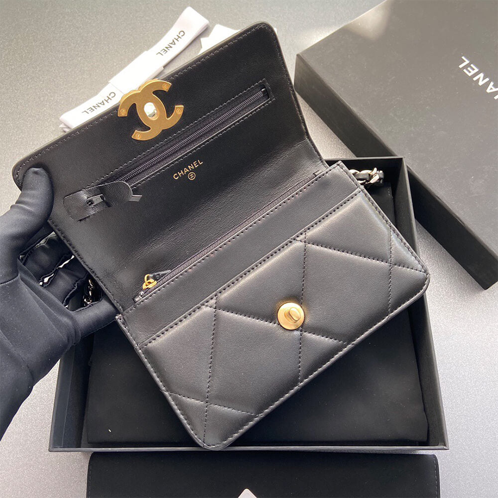 CHANEL 19 Wallet on Chain